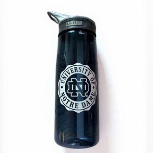 CAMELBAK UNIVERSITY OF NOTRE DAME 25OZ/750ML WATER BOTTLE
REPLACEABLE MOUTHPIECE